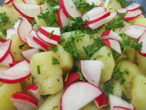 kartoffelsalat-mit-radieschen-und-gesunden-traubenkernoel-verfeinert